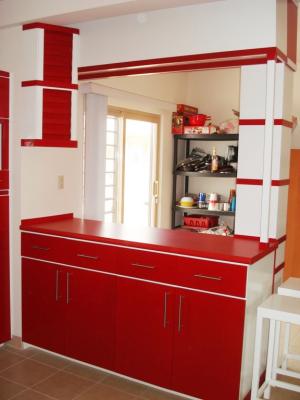 Barra de cocina integral contemporanea en color blanco y rojo ...