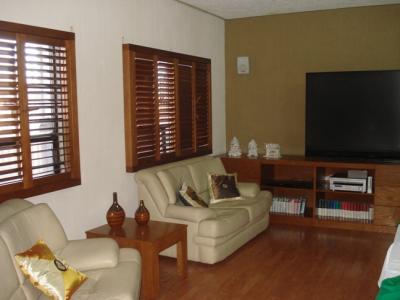 Centro de entretenimiento, mesa para sala y percianas de madera (shutters)