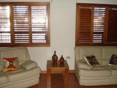 Percianas de madera (Shutters) y mesa para sala