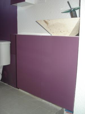 Mueble para baño en color blanco y morado