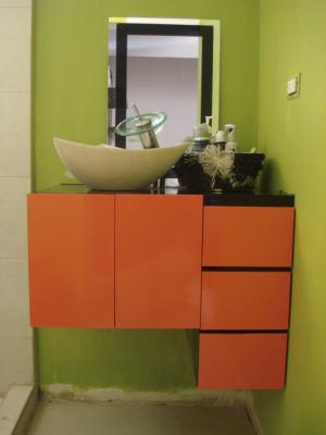 Mueble para baño en color negro y naranja