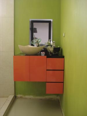 Mueble para baño en color negro y naranja