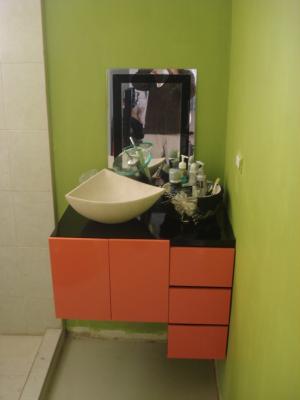 Mueble para baño en color negro y naranja