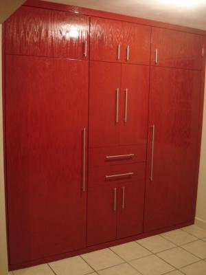 Closet modernista en color rojo