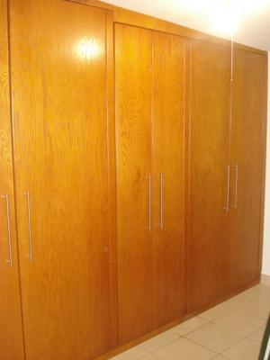 Closet contemporaneo de MDF enchapado en encino