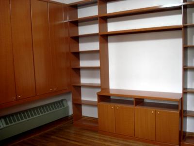 Juego de libreros de pared con y sin puertas y centro de entretenimiento