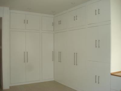 Closet contemporaneo de MDF en color blanco.