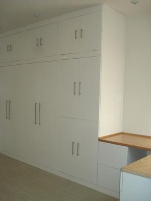 Closet y escritorio contemporaneo en MDF color blanco.