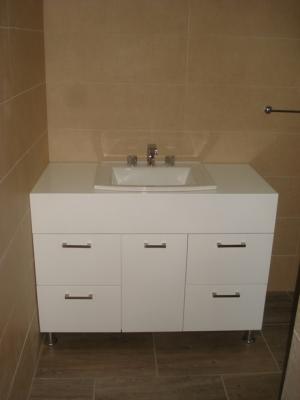 Mueble para baño de MDF color blanco.